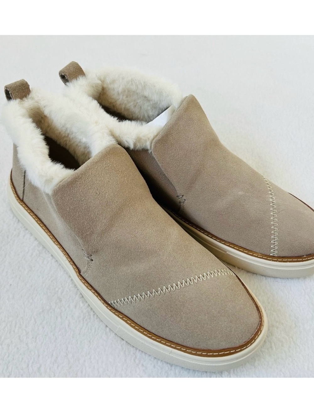 Toms Tan Suede Slip On Shoes Women’s 6.5 Faux Fur Lined Cozy Casual Comfort